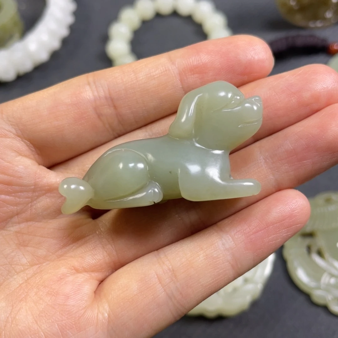 狗***现和田玉未镶嵌颈饰