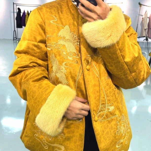 徽歆阁 100桑蚕丝香云纱缎面刺绣龟纹短款鹅绒服新中式国风新款冬