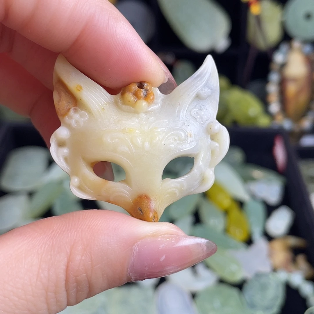 岫玉未镶嵌颈饰吊坠