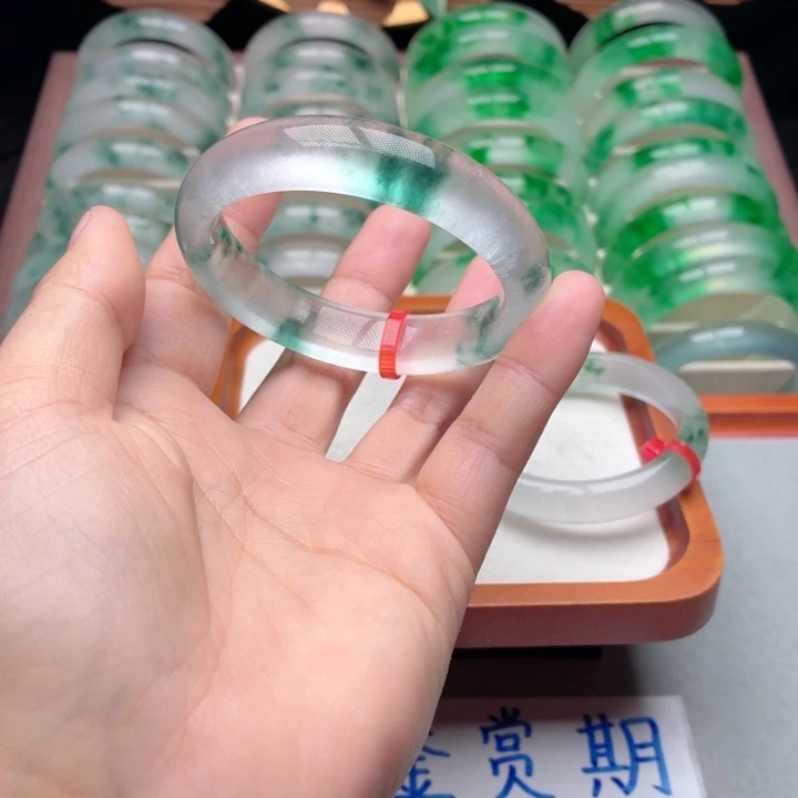 鑫****石英质玉未镶嵌手镯