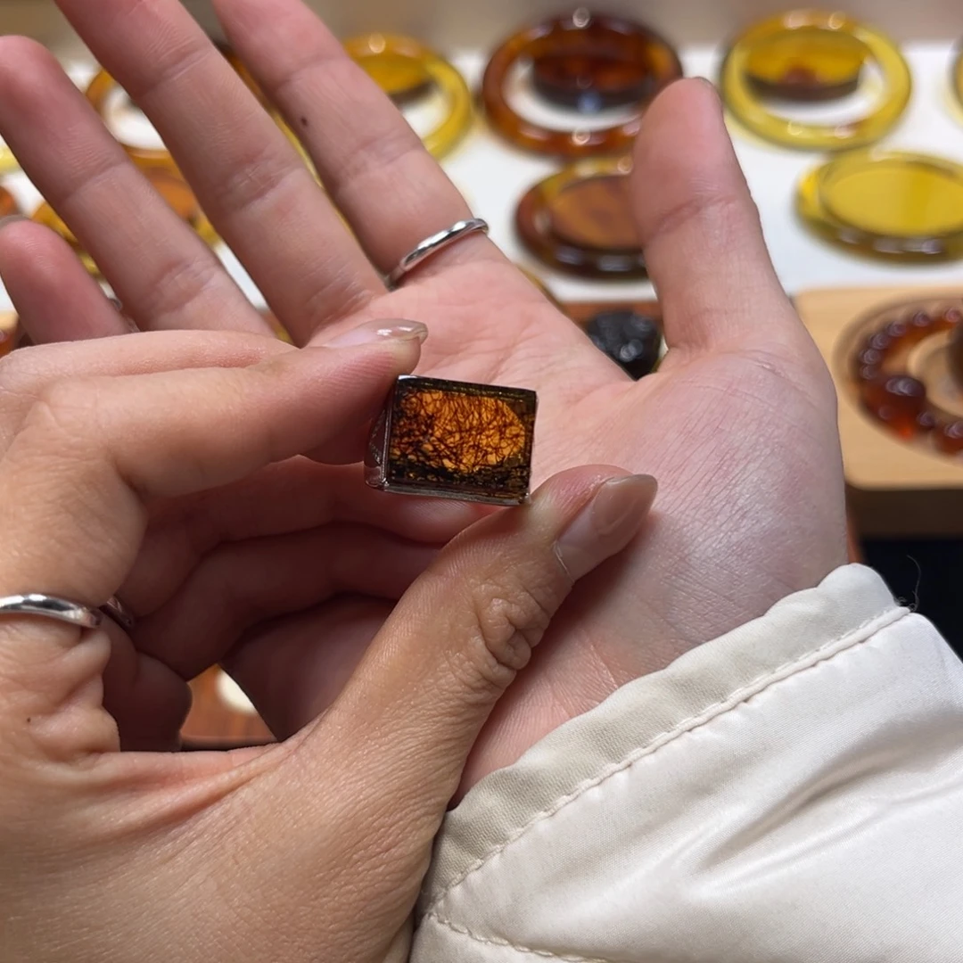 未镶嵌琥珀手镯有****?戒指