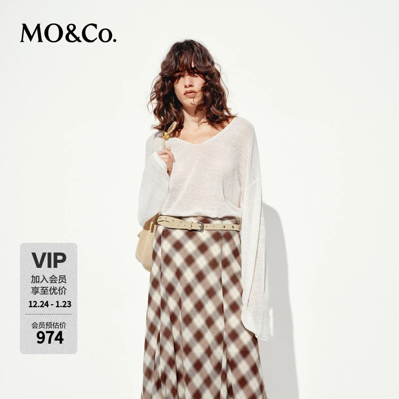 MOCO轻薄针织衫2025夏新品汉麻棉纱涤纺粗粝镂空V领MBE2SWT022