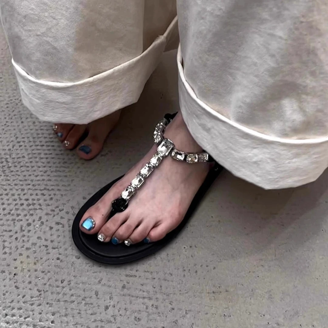 啤梨~夹趾凉鞋女2025新款夏季配裙子绝美水钻沙滩平底人字拖鞋潮