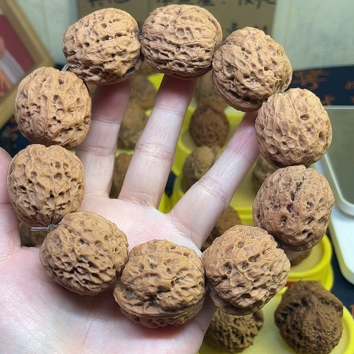 文玩核桃把件48、血麒麟34