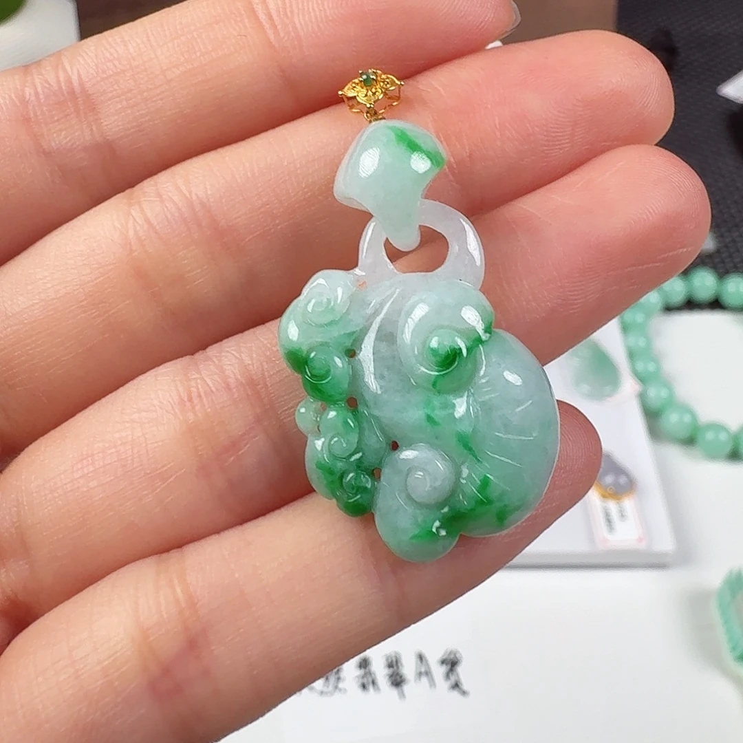 翡翠18K金镶嵌颈饰