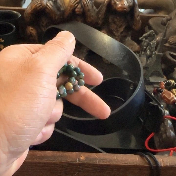 石英质玉颈饰合金