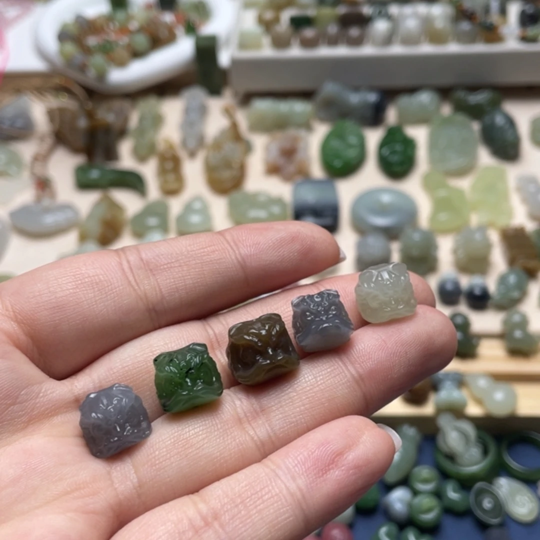 和田玉未镶嵌颈饰一个