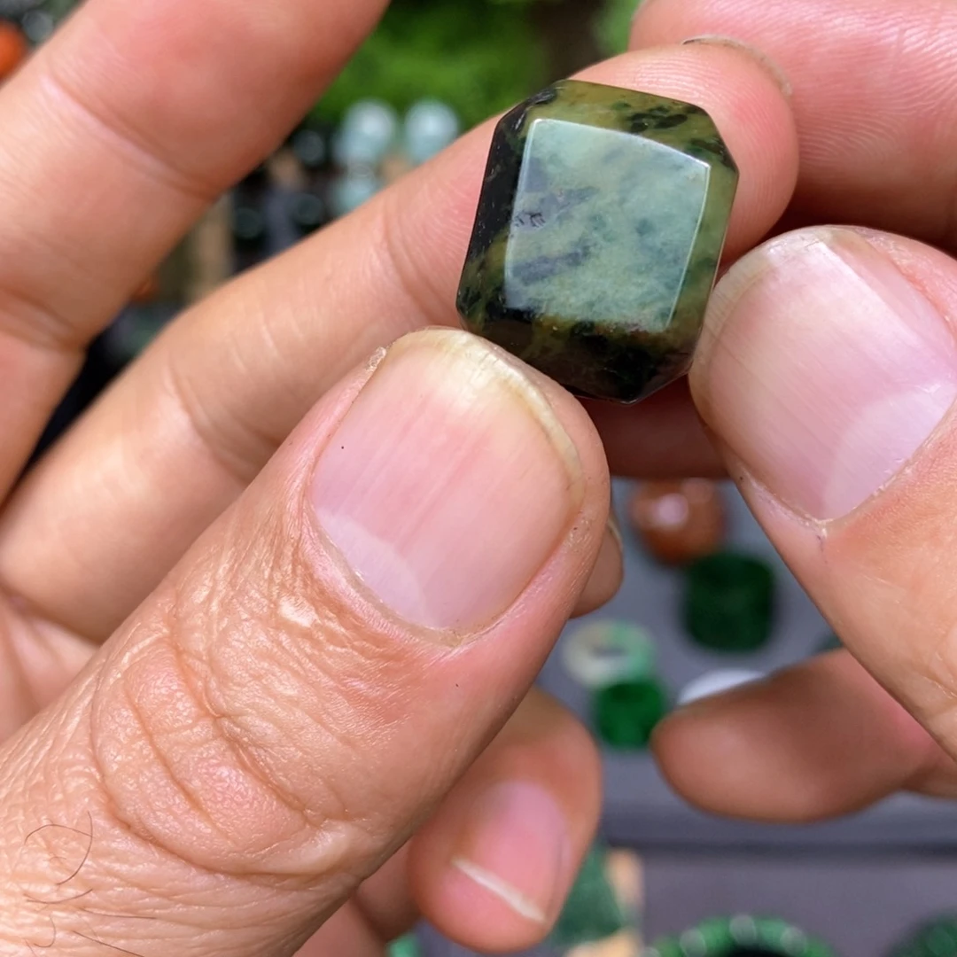 翡翠颈饰未镶嵌漂亮美眉