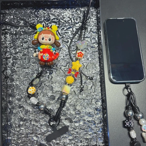 现货秒发新款M豆拉布布斜挎手机链高品质可爱风防丢时尚百搭羊皮