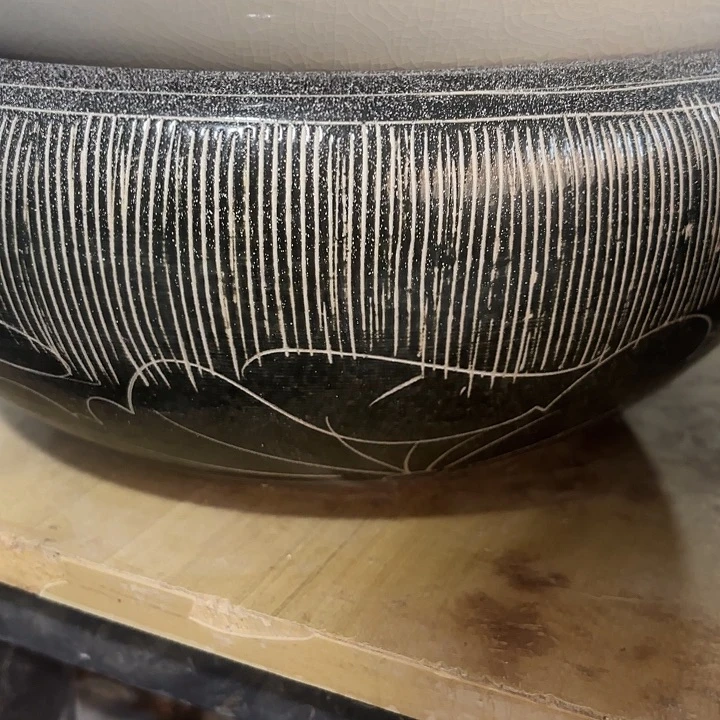 陶瓷32口径高14黑荷花雕刻