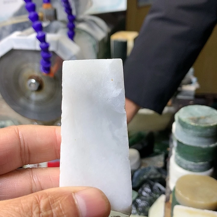 颈饰未镶嵌和田玉（糖玉）