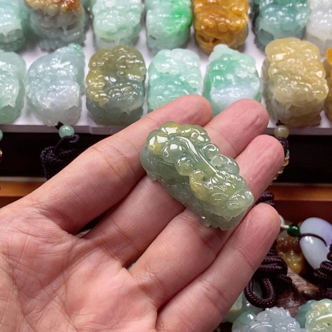 翡翠未镶嵌颈饰貔貅