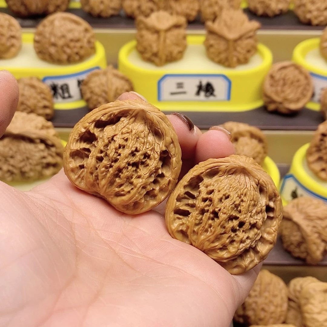 文玩核桃吊坠虎头蛇