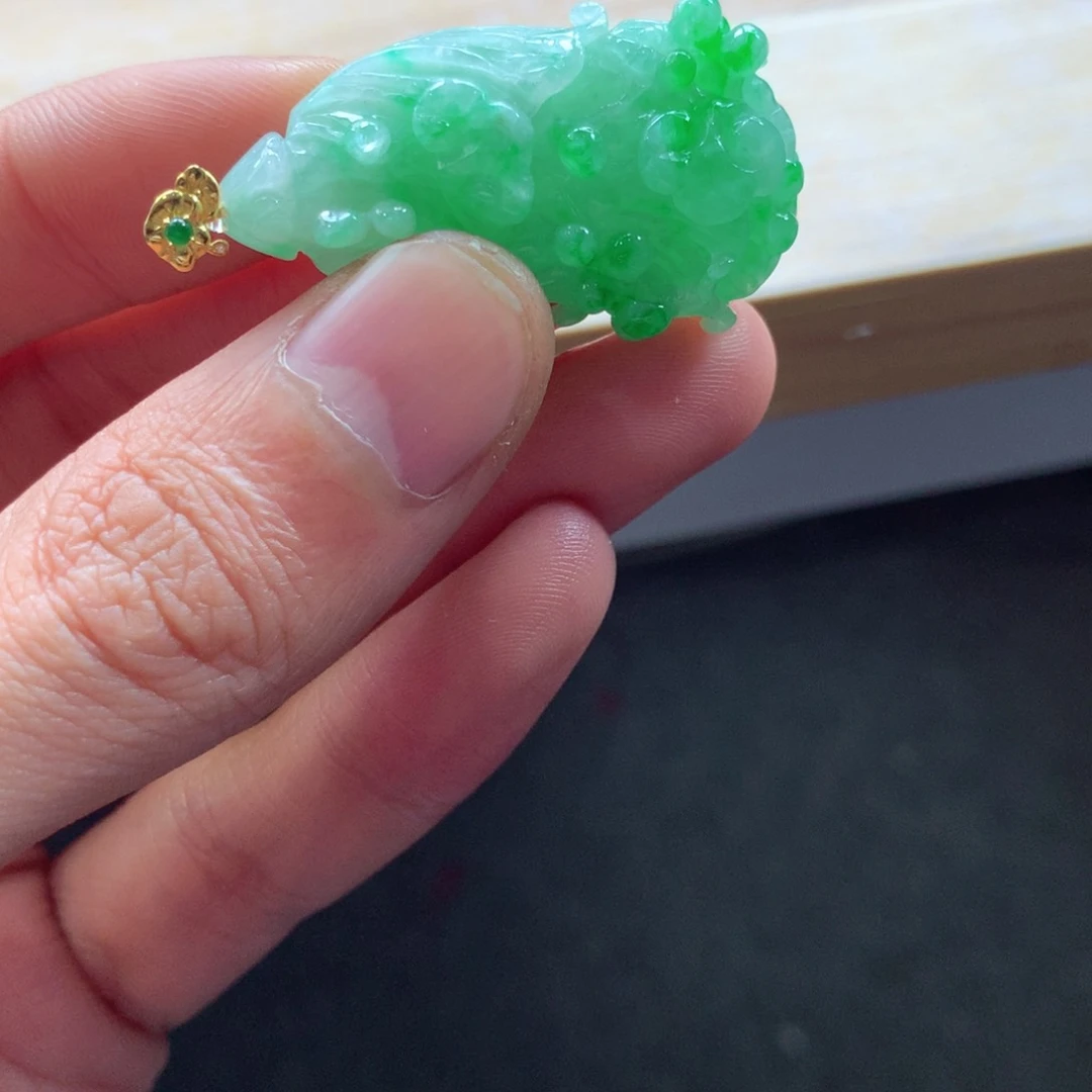 翡翠颈饰18K金镶嵌吊坠