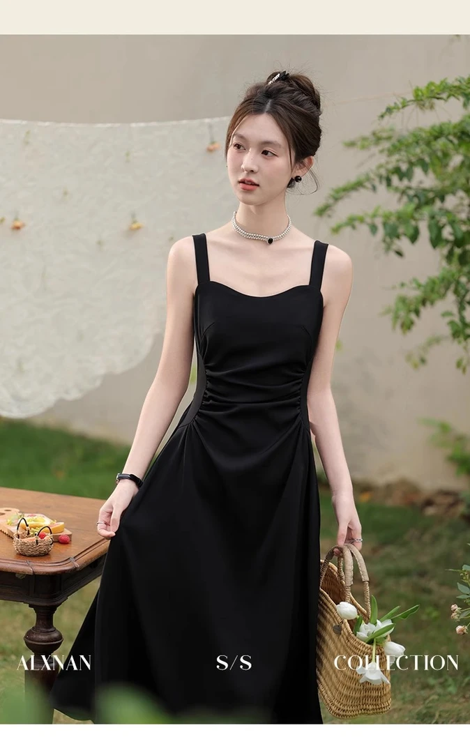 《优雅弧度》黑色吊带裙女2025春夏法式气质收腰连衣裙L33920
