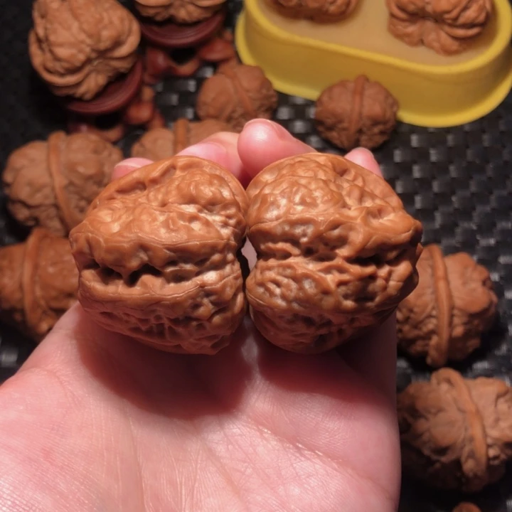 崖***着文玩核桃把件蛤蟆