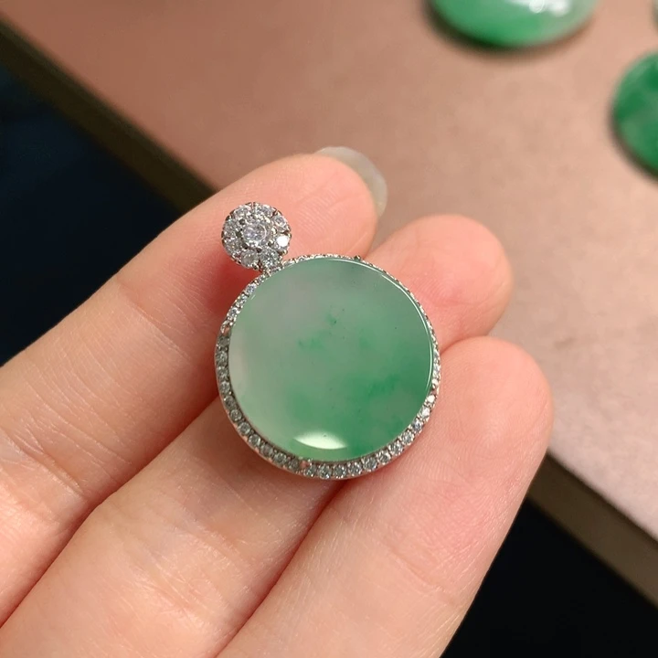 石英质玉合金颈饰小*吴