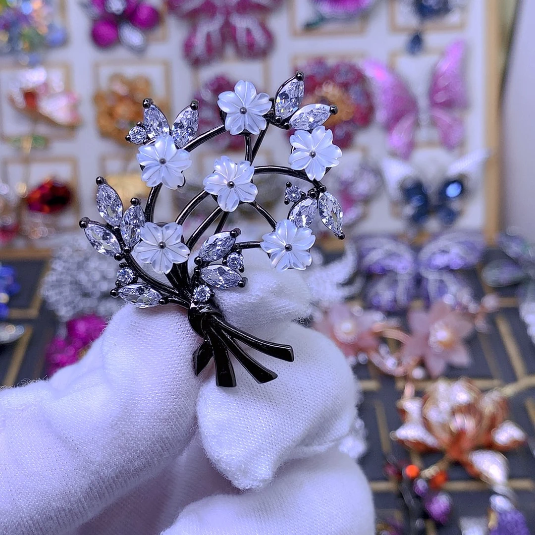 合成立方氧化锆铜贝壳胸针