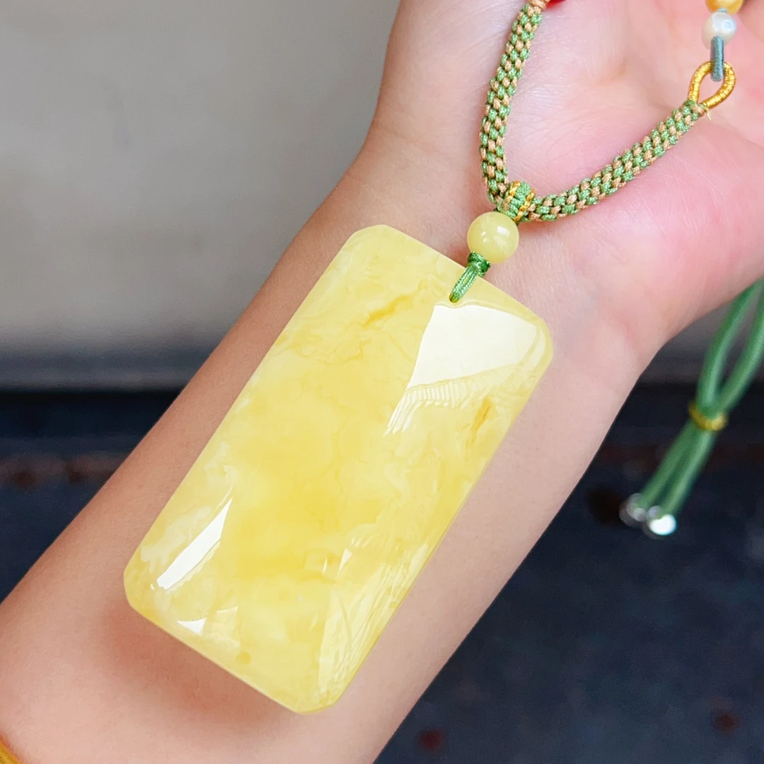 满蜜浓蜡黄白花蜜蜡无事方牌吊坠，32.2克，尺寸62.3*33.1*18.7mm