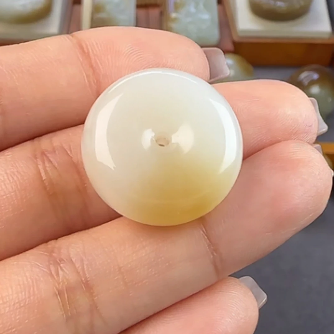 新疆和田玉平安扣吊坠