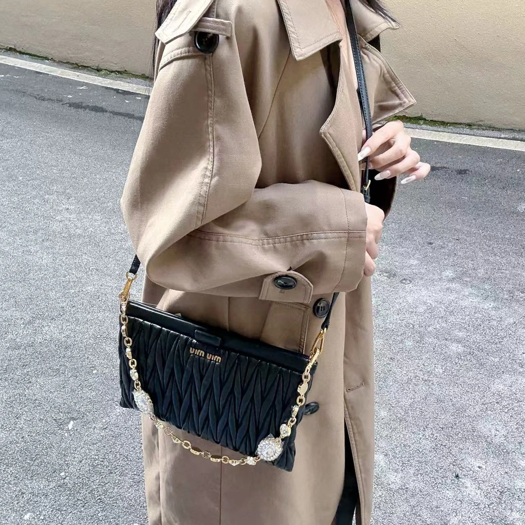 95新 MIU MIU/缪缪 95新miumiu黑金长款信封斜挎包83879013