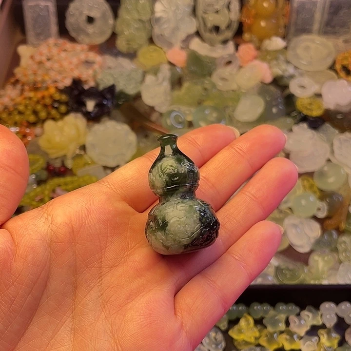 蛇纹石玉合金颈饰雕花葫芦
