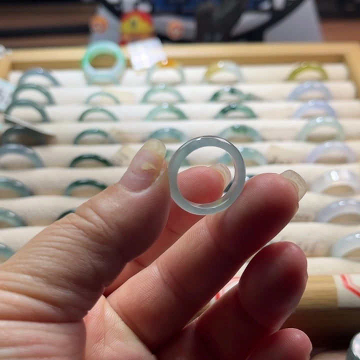 翡翠未镶嵌戒指蓝水