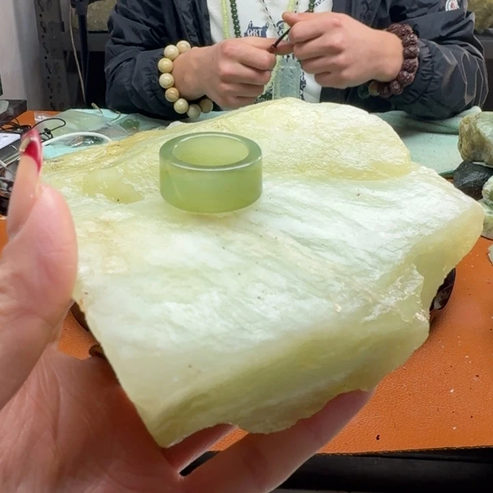 蛇纹石玉原石未镶嵌逍**在2