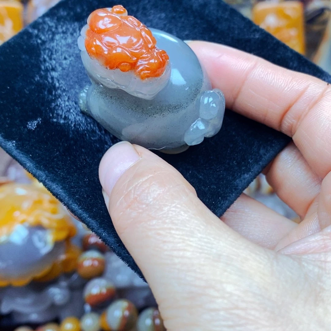 未镶嵌石英质玉（黄龙玉）颈饰