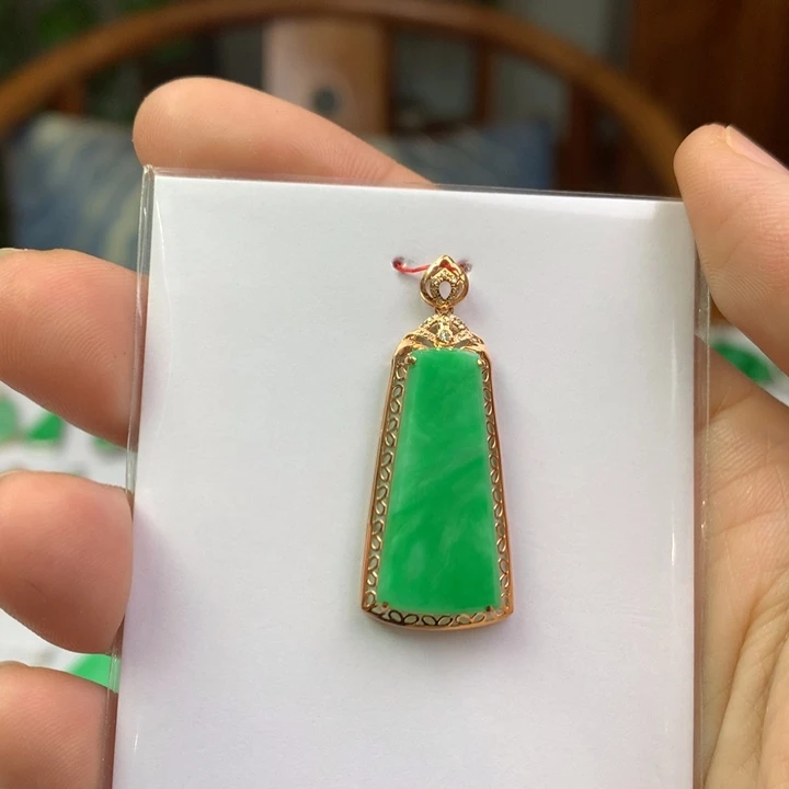 翡翠18K金镶嵌颈饰翡翠在