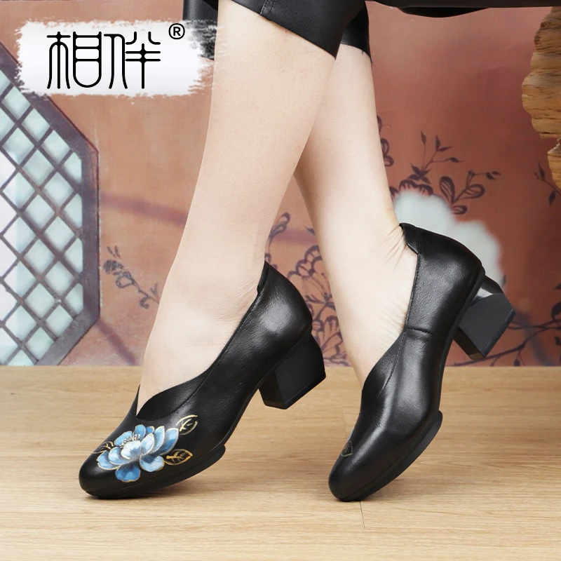 相伴复古手工真皮女士春季单鞋妈妈民族风中老年粗跟高跟鞋53071
