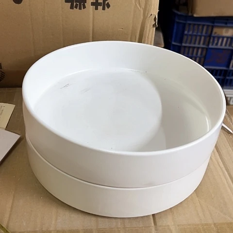 微瑕，不能明火，口径20厘米，高度5，2个白色深盘