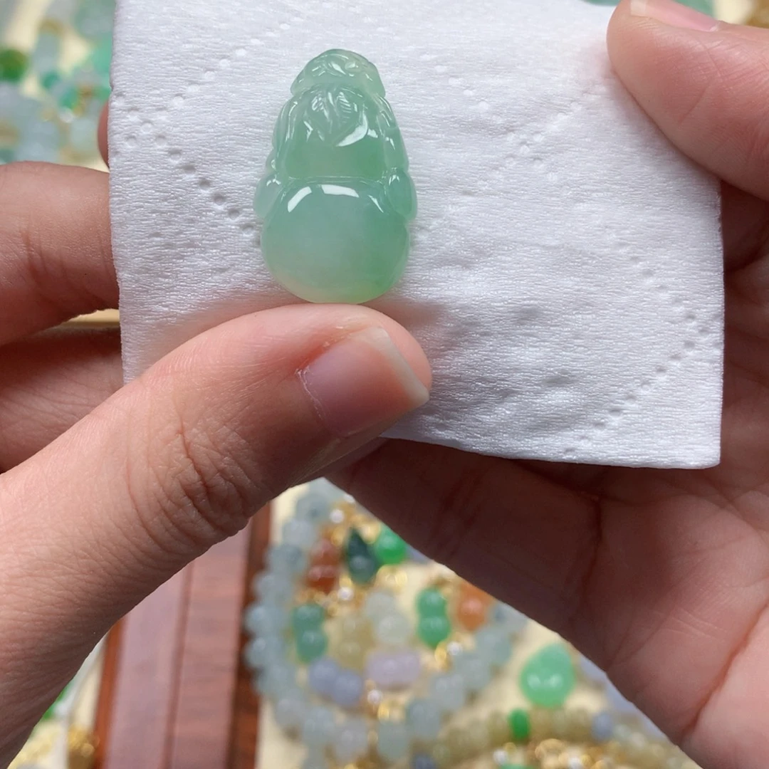 翡翠未镶嵌颈饰是