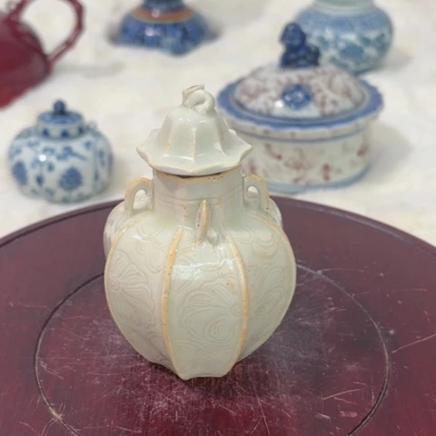 似****2一个全手工暗刻纹小罐子