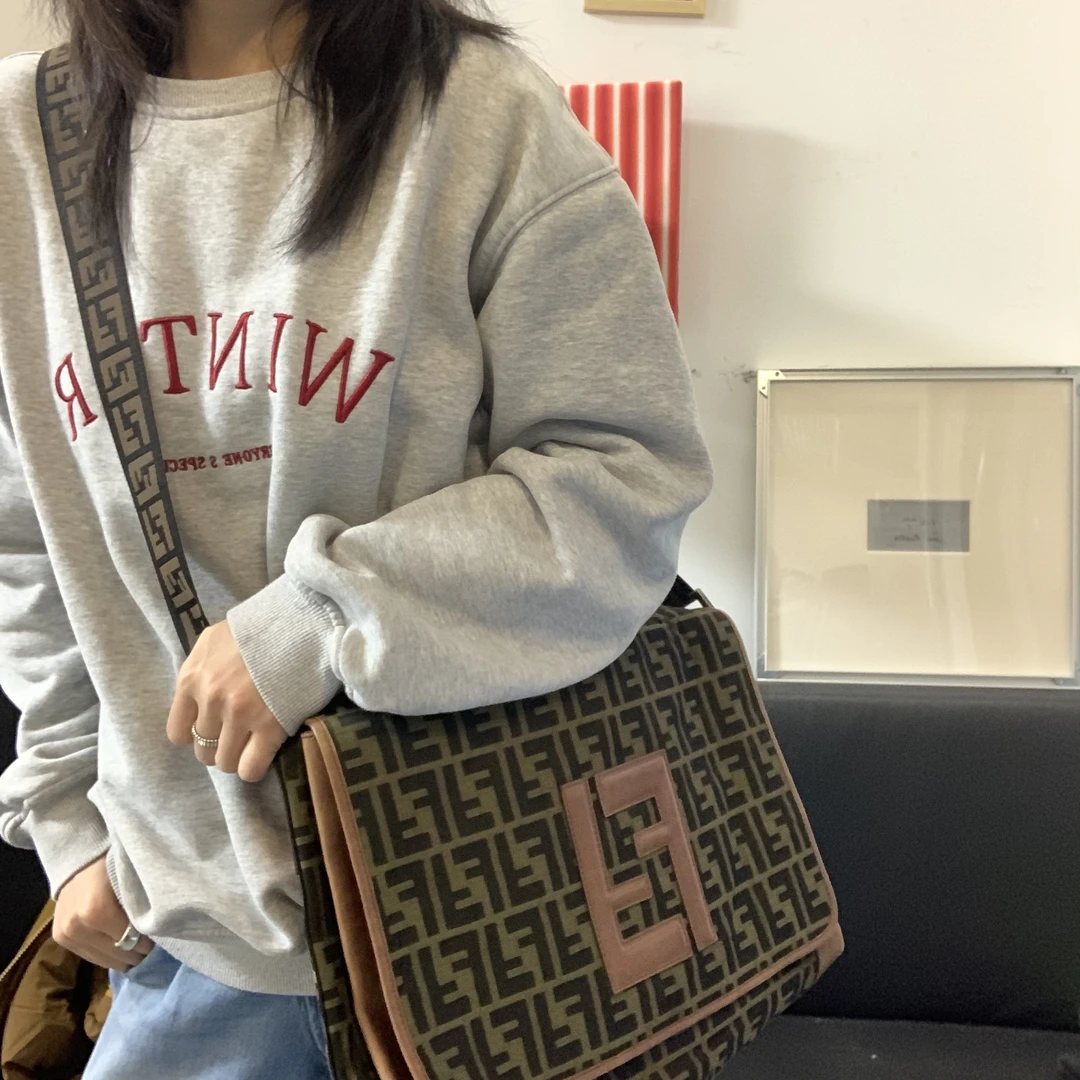 95新 FENDI/芬迪 0老花翻盖斜挎邮差包