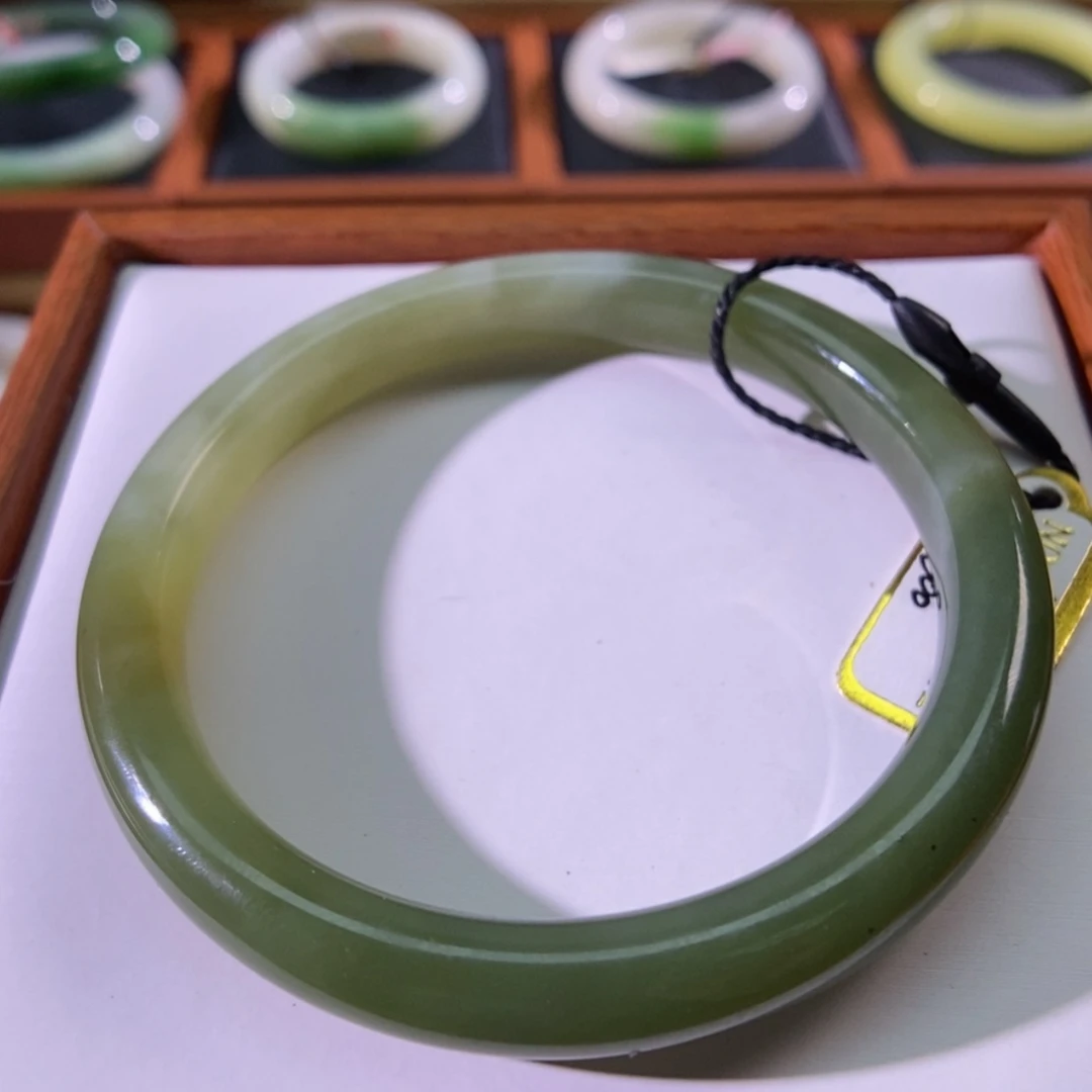 【闪购商品】未镶嵌手镯和田玉青黄牛油果