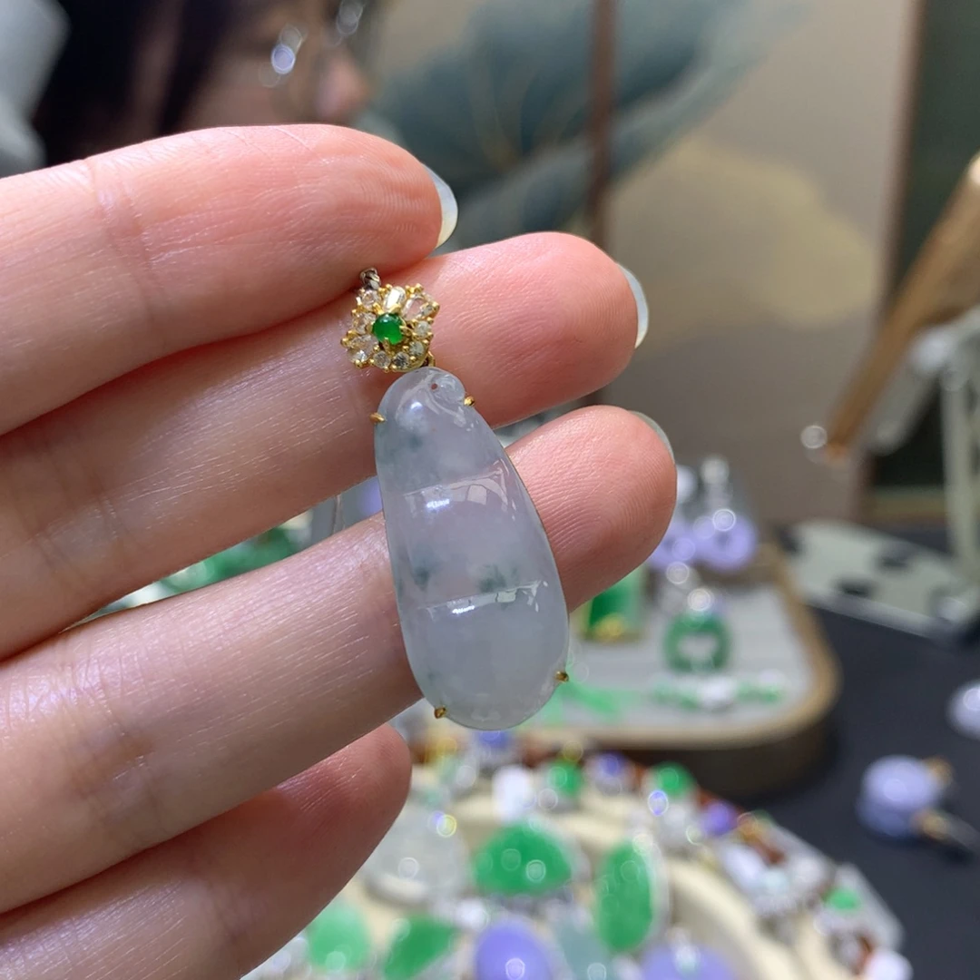 颈饰18K金镶嵌翡翠