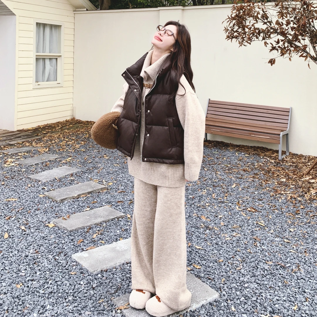 韩系一整套深冬穿搭2025超火针织上衣阔腿裤棕色羽绒马甲三件女套