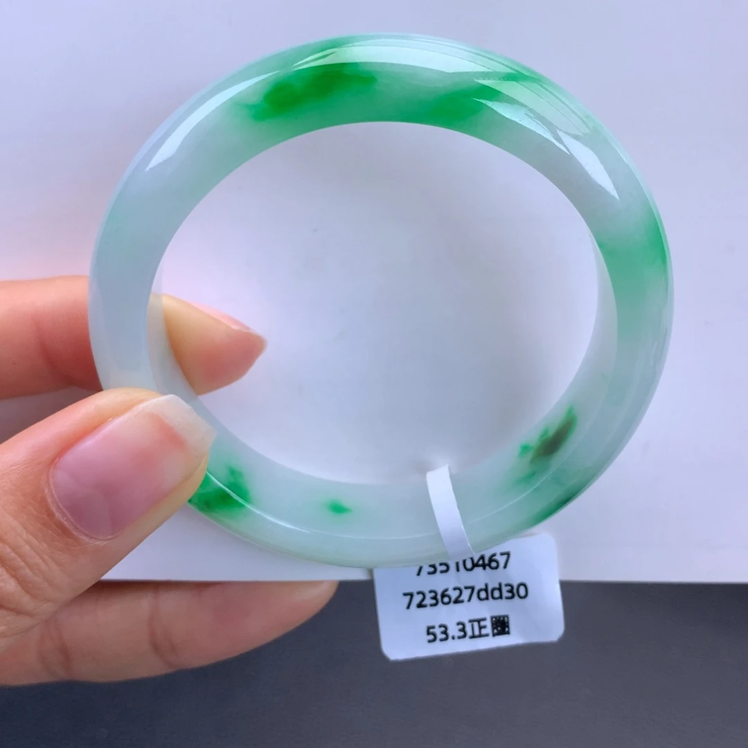 翡翠未镶嵌手镯细糯化白底飘翠手镯（细纹）