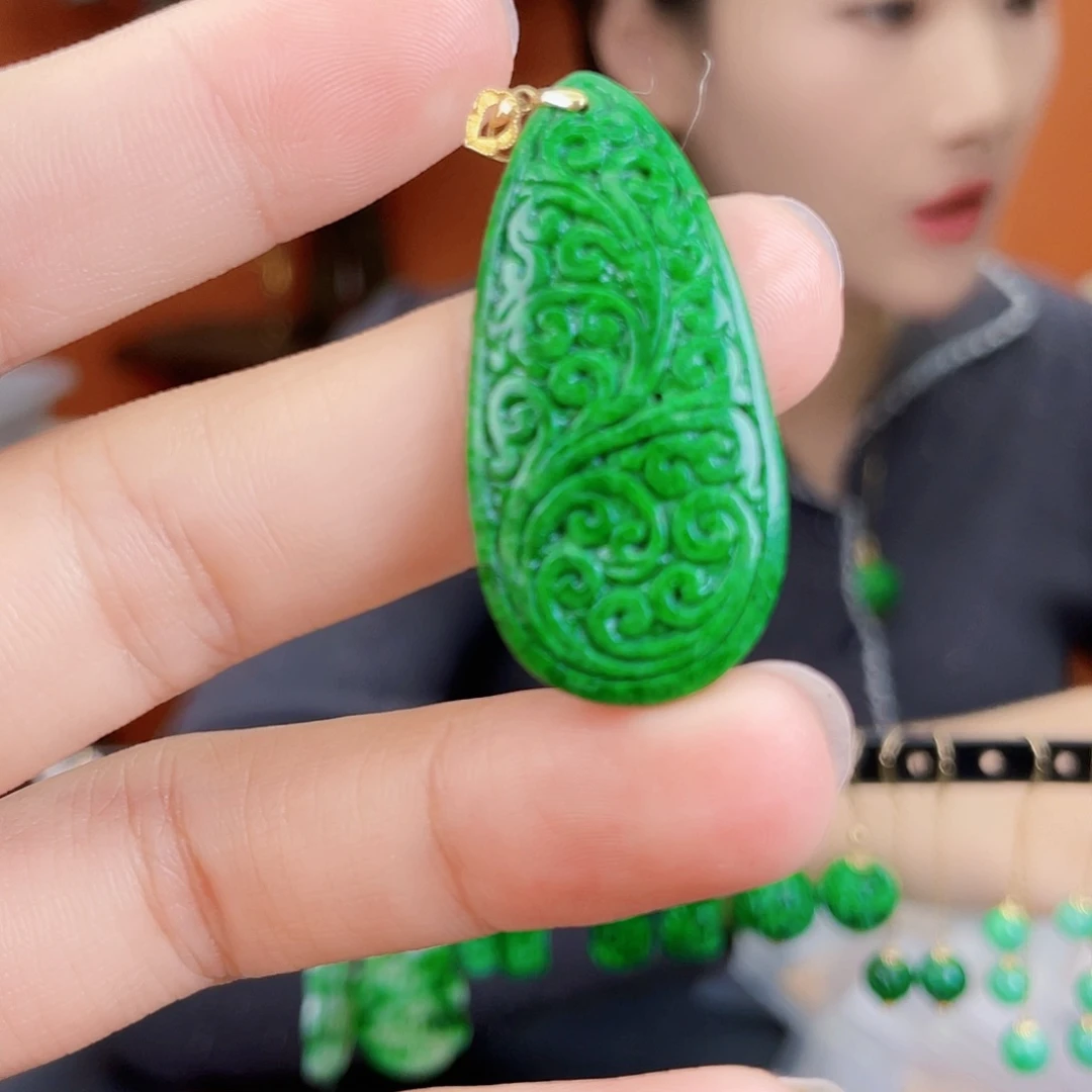 翡翠18K金镶嵌耳饰