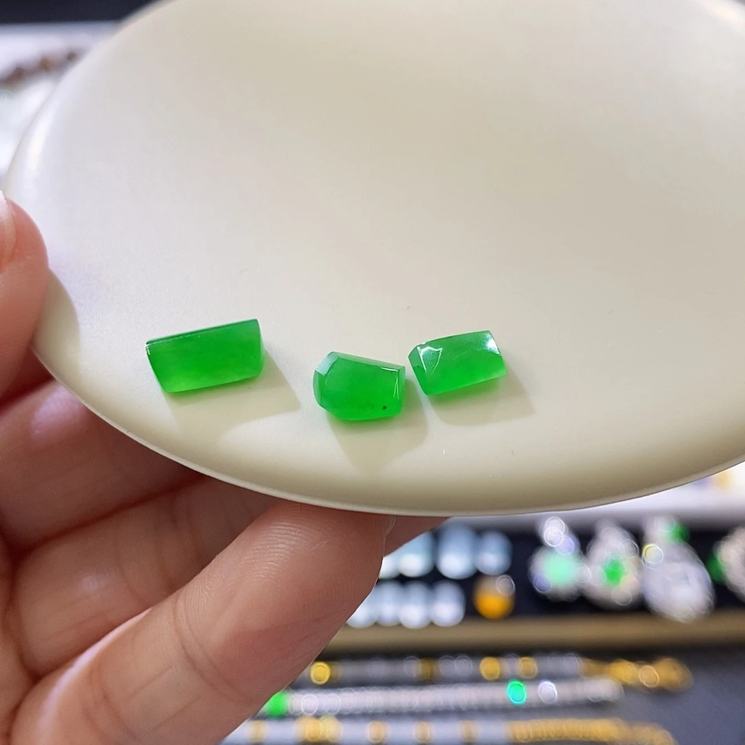 翡翠挂件未镶嵌夏**铃买断打孔