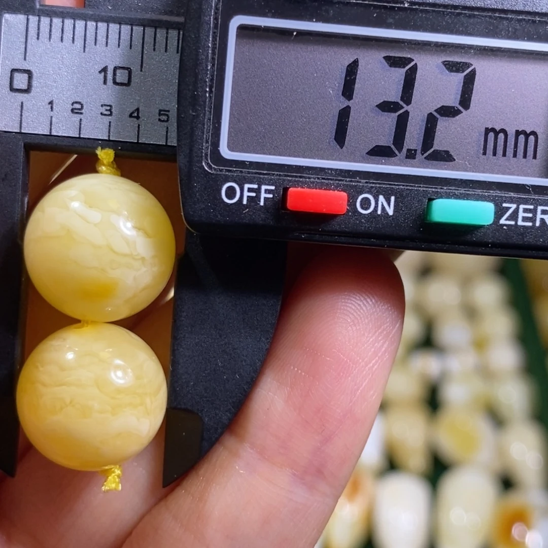 蜜蜡未镶嵌裸石微瑕