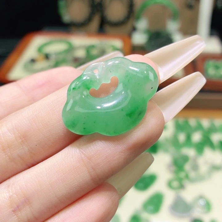 石英质玉（非洲翠）未镶嵌颈饰