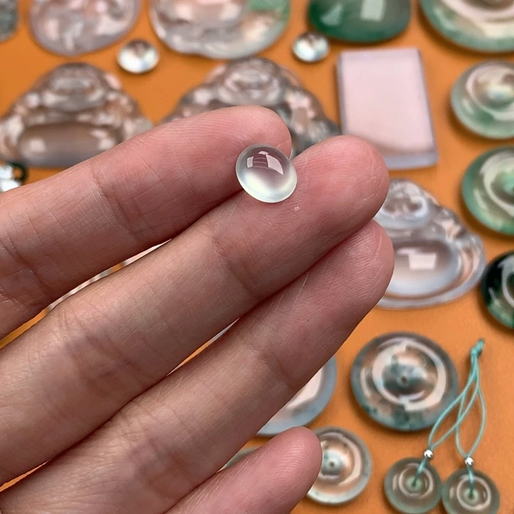 翡翠挂件未镶嵌…..