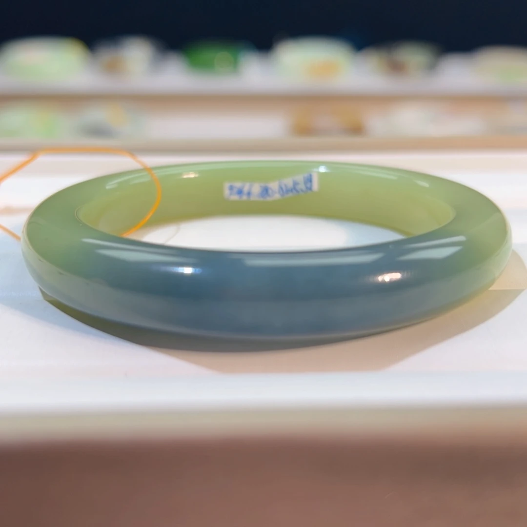 和田玉未镶嵌手镯  「蓝皮黄口」特色