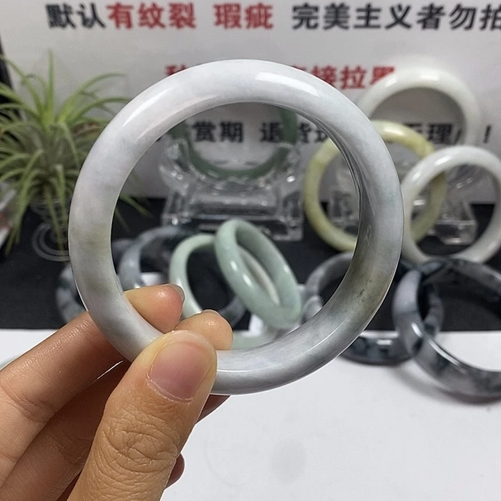 未镶嵌手镯翡翠67号。 57.6圈