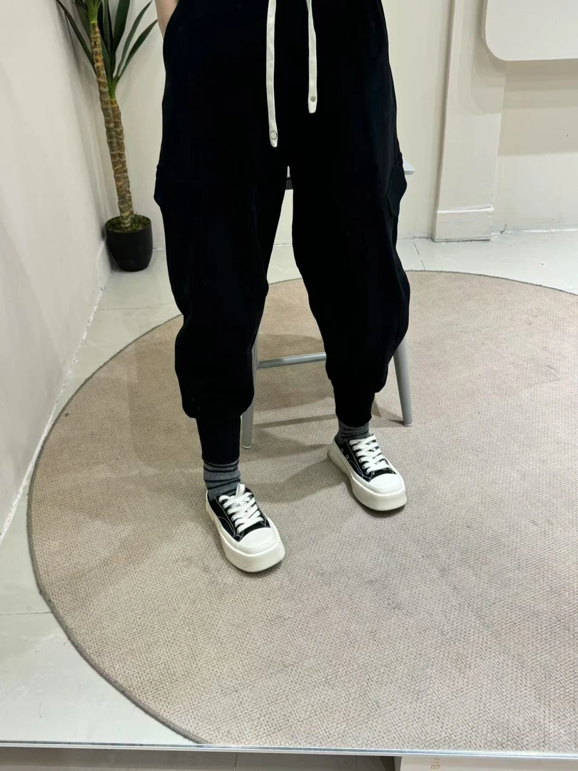 《遇见》2025新款休闲黑色上宽下瘦束脚卫裤