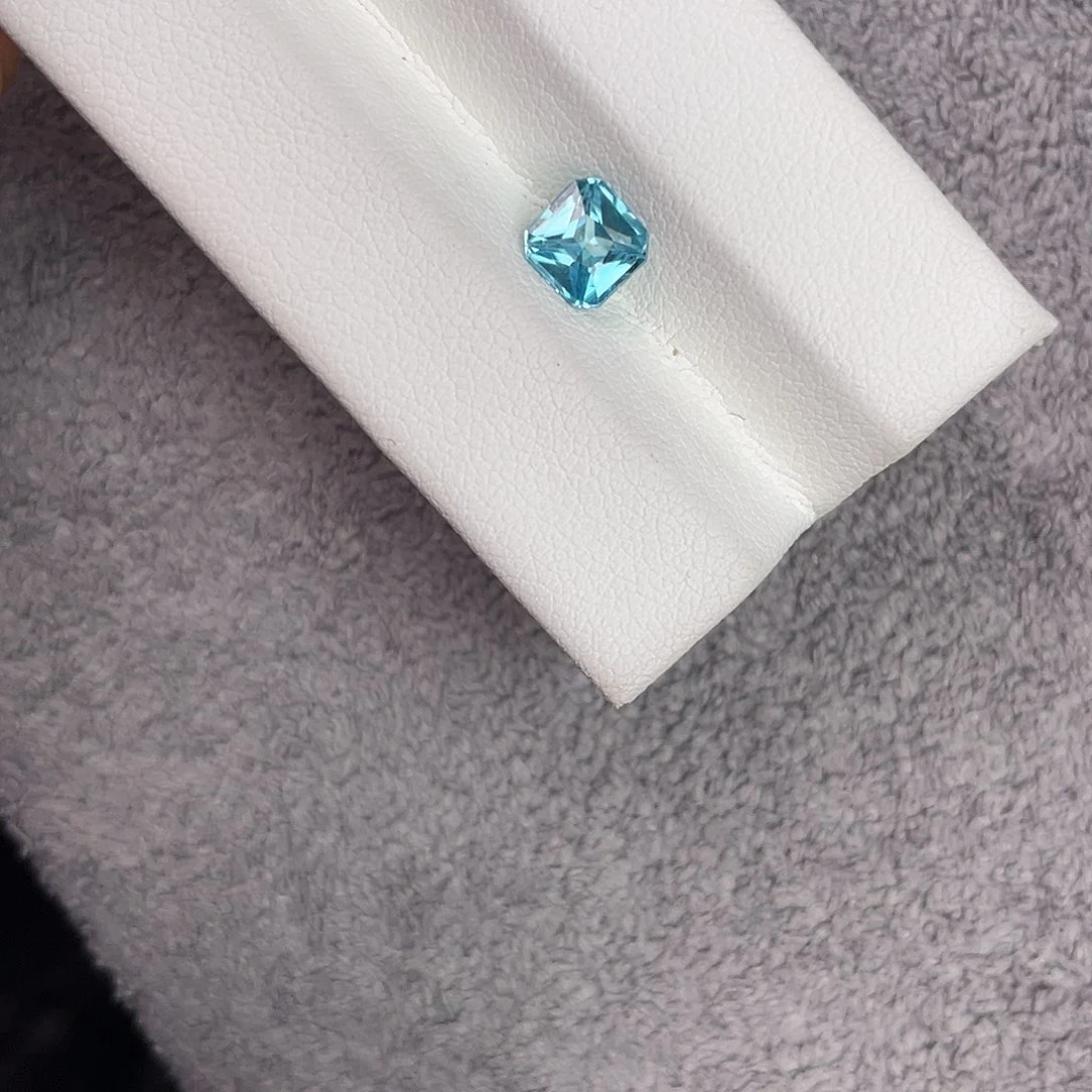 锆石裸石未镶嵌一颗