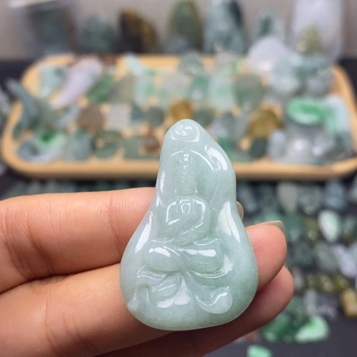 颈饰未镶嵌翡翠观音