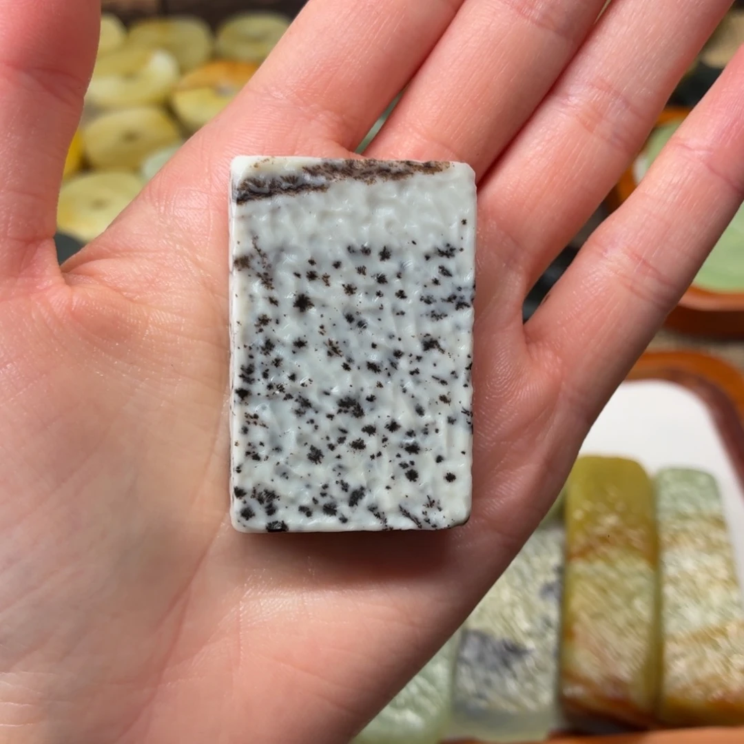 D***.蛇纹石玉未镶嵌颈饰